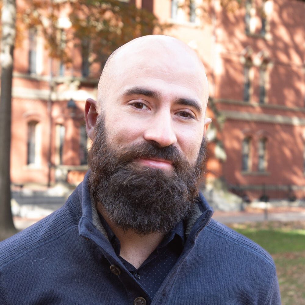 Ivan é homem branco, careca, olhos castanhos e barba fechada