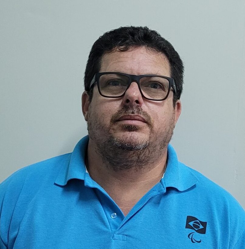 Marcelo é homem branco, cabelos curtos castanhos, óculos e barba cerrada