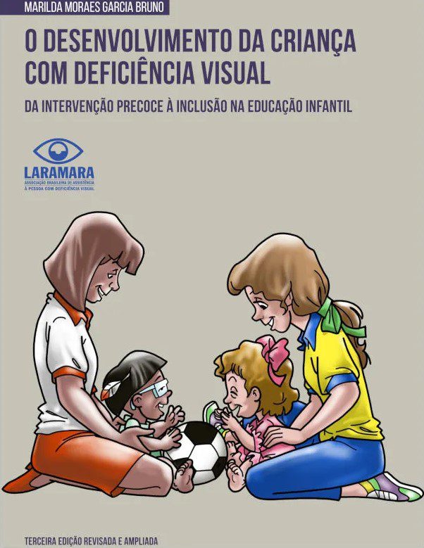 Capa do Livro O Desenvolvimento da Criança com Deficiência Visual. Sobre fundo cinza, ilustração de duas adultas e duas crianças que brincam no chão